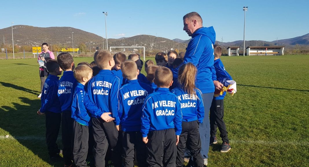 Općina Gračac i Hrvatski sportski savez osigurali 80 kompleta opreme i ...